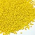 Miçangas 12/0 leitosa amarelas em embalagem de 500g para artesanato.