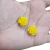 Três rosas de resina amarelas de 16mm com furo