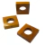 Argolas de madeira quadradas com verniz, medindo 6,5cm x 1,5cm