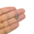 Pingente de âncora prateado medindo 17x11mm
