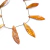 Fio de madrepérola com formato de folhas na cor laranja, ideal para artesanato.