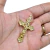 Pingente de cruz com Cristo em metal dourado, medindo 50x30mm