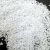 Miçangas brancas 12/0 em embalagem de 500g, utilizadas para artesanato.