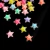 Pedrarias coloridas em formato de estrela, variando entre tons pastel.