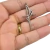 Pingente de fé em níquel medindo 40x19mm