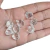 Pingente acrílico transparente em formato de morango, medindo 18x13mm