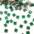 Chaton acrílico quadrado verde de 12x12mm, ideal para artesanato, em meio a chatons metálicos.