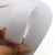 Fecho de contato macho e fêmea de 25mm, destacando sua textura e material branco.