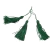 pingentes de seda verde em formato de tassel, com 7 cm de comprimento, dispostos de forma a mostrar os detalhes das franjas.