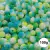 Pérolas craqueladas multicores de 10mm em um fundo de pedrarias, com destaque para a variedade de cores em tons de verde e azul.