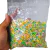 Pacote de pedrarias coloridas para artesanato, com tons de rosa, verde, amarelo e azul