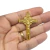 Pingente de cruz dourada com figura de Cristo, medindo 49x31mm