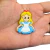 Aplique emborrachado da personagem Alice com vestido azul e laço vermelho