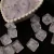 Pedras quadradas transparentes de miçanga em um recipiente