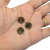 Três rosas acrílicas de 12mm com furo, em cores variadas
