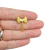 Pingente em formato de machado dourado, medindo 2,3cm x 1,5cm para guias de proteção