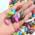 Um conjunto de miçangas plásticas em formato de milho, em diversas cores