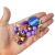 Mix de miçangas com diversas cores e formas, incluindo tons de roxo e dourado.