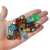 mix de miçangas coloridas, incluindo formas variadas e cores vibrantes como azul, verde, âmbar e marrom.