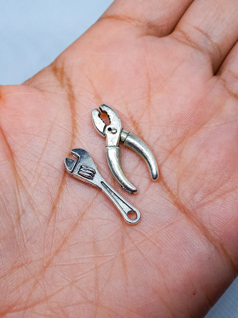 chave e alicate para Barbie