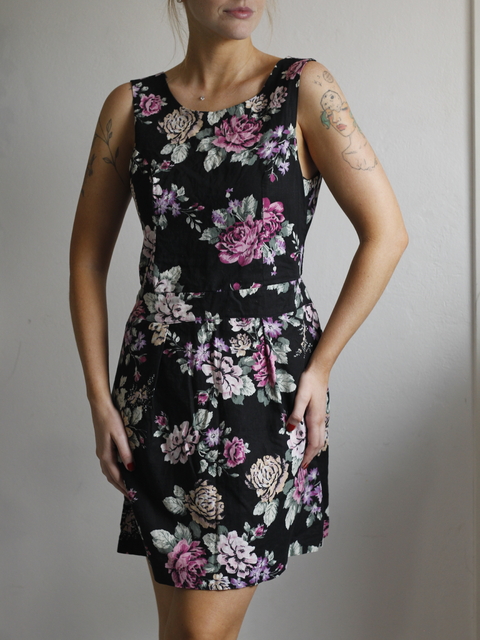 Vestido estampa floral preto c/ roxo vintage