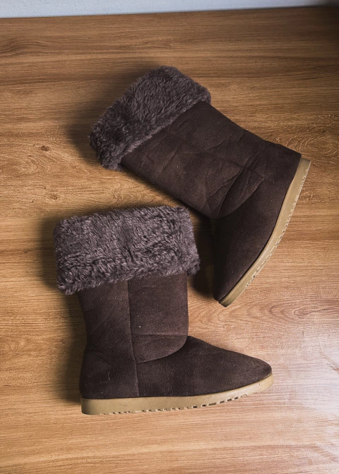 bota ugg peluciada marrom