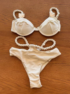 Biquíni Hot Pants com cordas , com Bojo removível e detalhe dourado – - comprar online