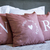 Kit 3 capas de almofadas personalizadas com iniciais aqui tem amor - mocha mousse - D&S - Almofadas personalizadas - Mesa Posta Personalizada