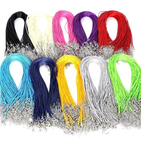 Colar Couro Sintético com Corrente Extensora e Fecho de Lagosta