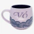 Caneca de cerâmica lilás com estampa de renda preta e a palavra "Vó" em destaque