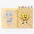 Caderno de anotações inteligente do Bob Esponja aberto, mostrando divisórias com personagens da série e páginas amarelas com ilustrações do Bob Esponja