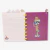 Caderno de anotações inteligente do Bob Esponja aberto mostrando folhas com linhas e abas decorativas com personagens da série, incluindo Lula Molusco com roupa de praia.