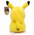 Pelúcia do personagem Pikachu de costas, mostrando orelhas amarelas com pontas pretas e cauda em forma de raio, com etiqueta oficial do Pokémon.