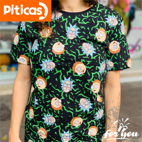 Camiseta preta Piticas com estampa das faces dos personagens Rick e Morty em estilo cartoon