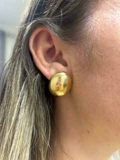 Brinco Dourado Oval Abaloado - comprar online