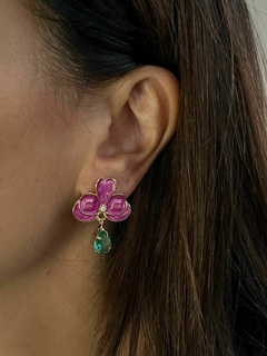 Brinco mini orquídea fúcsia com gota