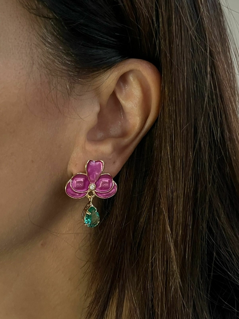 Brinco mini orquídea fúcsia com gota