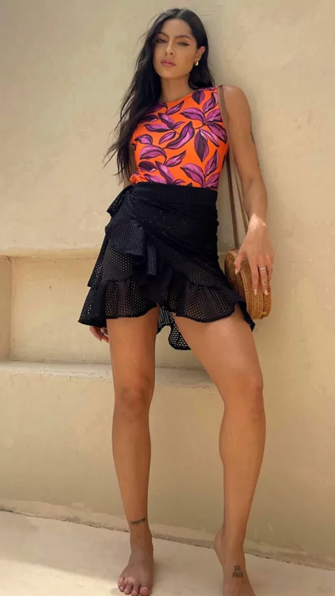 Saia curta Babado tela preta