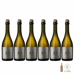 Seis botellas de Espumante Chardonnay Alma 4, cada una de 750 cc, dispuestas en una fila.