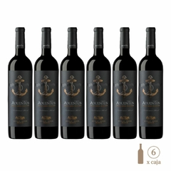 Seis botellas del vino tinto Antigal Aduentus Blend Mediterráneo, con etiqueta negra y un ancla dorada.