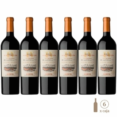 Seis botellas de vino tinto Bianchi IV Generación Gran Corte, con etiqueta y tapa de color cobre.