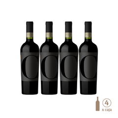 Colosso Malbec Estuche (4 botellas x 750 cc). Cuatro botellas de vino tinto con etiqueta negra y el logo en grande, presentadas en caja.