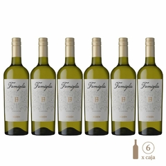 Seis botellas de vino blanco Famiglia Bianchi Viognier en caja.