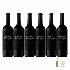 Seis botellas del vino Gran Famiglia Bianchi Corte, un vino tinto de Valle de Uco.