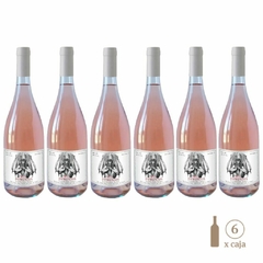 Seis botellas del vino rosado Mil Demonios Cofermentado, con etiqueta distintiva y tapa de rosca.