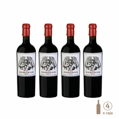 Cuatro botellas de vino Malbec Mil Demonios con etiqueta ilustrada.