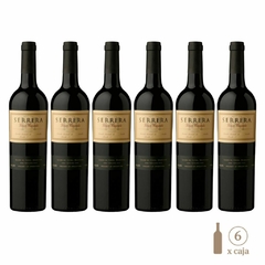 Seis botellas de vino Malbec Serrera Gran Guarda, con etiquetas en color beige y negro.