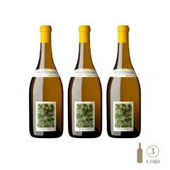 Tres botellas de vino Chardonnay de Zuccardi, Finca Las Cuchillas, con etiquetas coloridas y tapa amarilla.