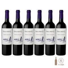 Seis botellas de vino Zuccardi Q Cabernet Sauvignon, cada una de 750cc, con etiquetas en un fondo blanco y detalles de la bodega.