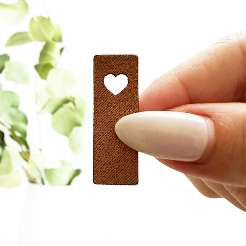 Etiqueta Tecido Camurça Bandeirinha 3,5x1,2cm - Coração Vazado (Ref 04) Sem personalização - comprar online